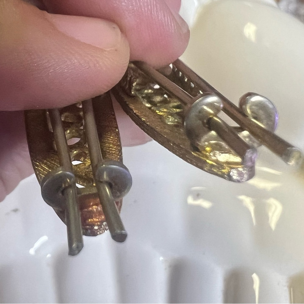 Pair of Vintage Golden Hair Clips with Intricate Design - Picture 13 of 13